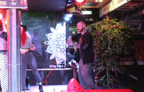 Krippenspiel + Sturm auf den Weihnachtsbaum