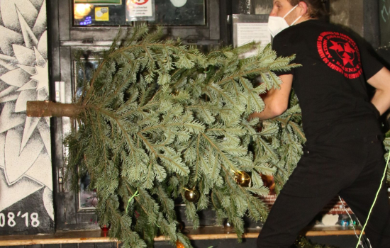 Krippenspiel und Sturm auf den Weihnachtsbaum