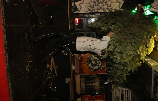 Krippenspiel und Sturm auf den Weihnachtsbaum